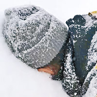 鄧超將臉部埋在雪地中，之後若無其事繼續自拍。