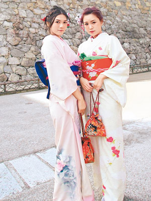 沙律（左）及Kimi入鄉隨俗着和服扮可愛日本妹，其實天氣勁凍要死頂。