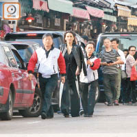 日前陳煒宣傳劇集後，獲保安員護送離開，乘車返回油塘，屋苑保安還為她開定門。