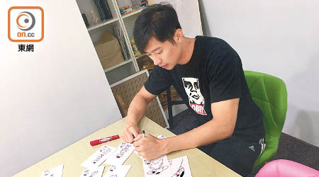 李偉健以「小甜健」為筆名出漫畫書。