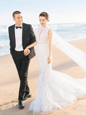 黃聖依與老公楊子結婚10周年，到海邊影婚紗照，十分浪漫。