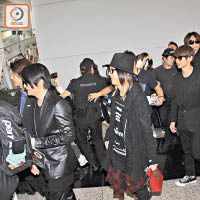 日本樂隊GLAY步出機場時笑容滿面。