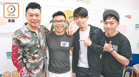 陳奐仁（左二）昨日上電台接受訪問，宣傳新歌。