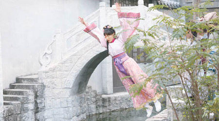 何佩珉擔任劉思希替身，拍攝跳河鏡頭。