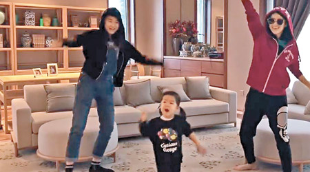 比賽期間，章子怡與兩名女兒拍片狂Rap為汪峰打氣。