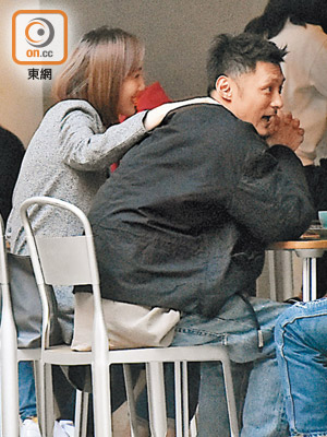 王棠云搭實老公膊頭，與友人邊食邊傾。