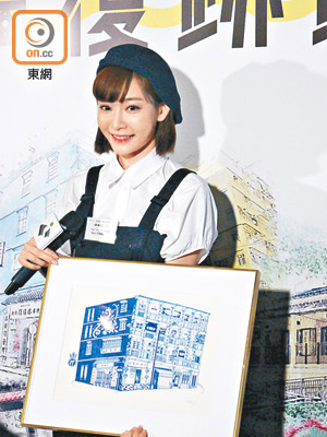 Aka展示其手繪藍屋插畫。
