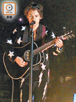 Harry穿上星星圖案戰衣自彈自唱，大騷靚聲。