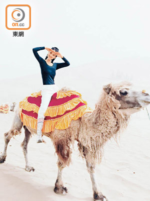 陳凱琳在沙漠騎駱駝但又怕曬，Pose有趣。