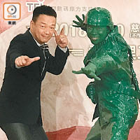 陳志雲在記者會中化身綠色傘兵，與王喜放笑彈。