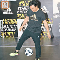 陳奕迅即場表演花式足球。
