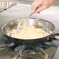 Step 3：牛油炒洋葱碎後加入藍芝士及忌廉煮成汁，加入預早煮熟長通粉。