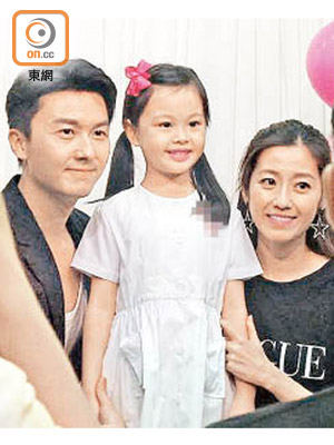 王浩信、陳自瑤出席女兒的畢業活動，一家三口樂也融融。