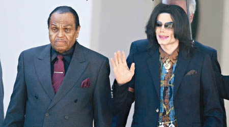 喬積遜與兒子MJ葬於同一墓園。