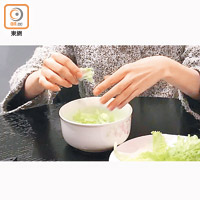 Steps 2：生菜洗淨搣碎。