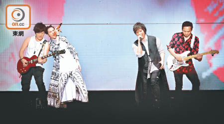 蕭敬騰（左二）再為五月天演唱會擔任嘉賓。