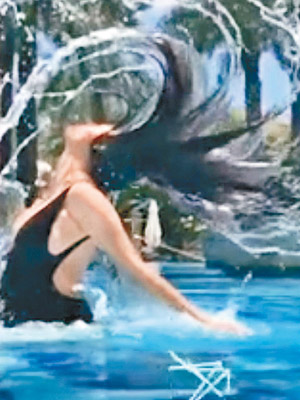 佗B的Rosemary身穿超Deep V泳衣做瑜伽，又於泳池玩揈水髮。