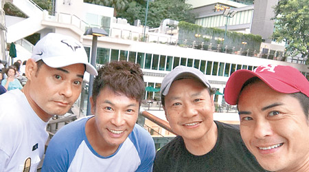 黃智賢（左起）、郭晉安、鄭子誠和鄭嘉穎相約打網球。