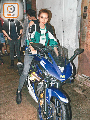 楊秀惠騎上電單車英姿颯爽，但其實得個樣。