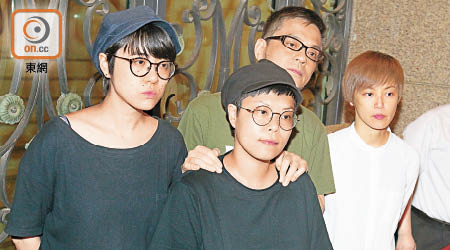 昨晚何韻詩（右起）、黃耀明、林二汶與友人會見傳媒，表示稍後會公布盧凱彤的身後事安排。