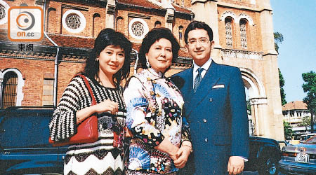 陳復生（左）曾是十姑娘的媳婦，她與何東舜銘離婚前常陪伴左右。