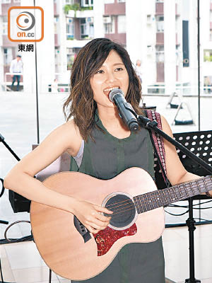 黃妍覺得找地方Busking比以前困難。