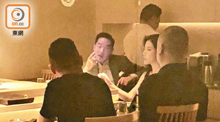 盧啟賢與Nina在餐廳為友人慶生，並肩而坐。