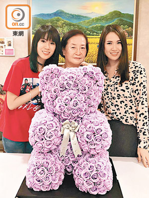 莊思明（左）送上由花形肥皂砌成的熊仔給媽咪。