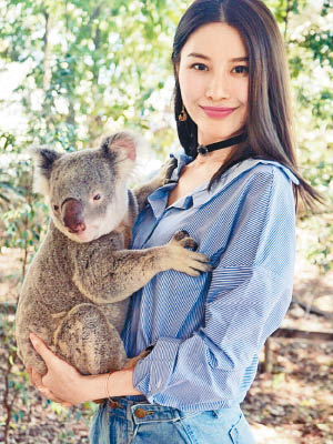 劉俐抱實樹熊，不少網友將焦點放在其胸口。