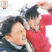 兩個大男人遭大雪「襲擊」。