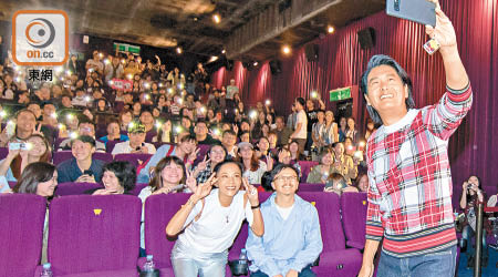 周潤發到台北的戲院與影迷玩自拍。