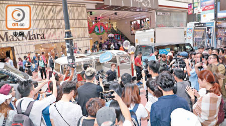 Busking畀人圍，林奕匡唱完兩首即快閃。