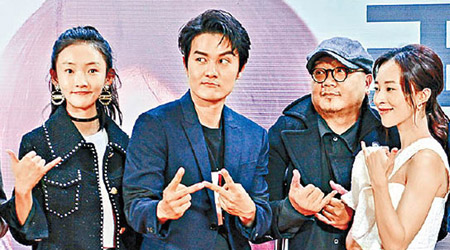 吳克羣（左二）的新片在北京舉行首映禮，係威係勢！