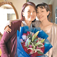 黎燕珊與郭采潔在煞科日「母女」合照。