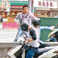 多名騎着電單車的大漢突襲黎耀祥。