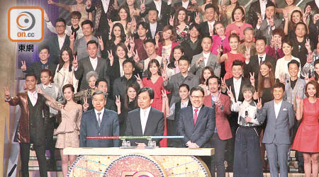 每年台慶大日子，主席陳國強博士（前排中）都會主持揭幕儀式。