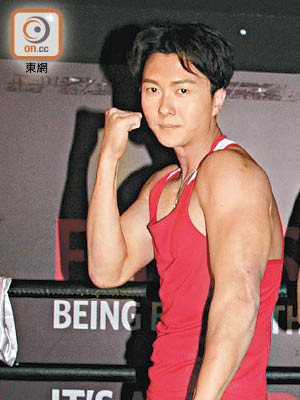 王浩信完美示範強勁的臂彎，以16.5吋粗手臂勝出遊戲。