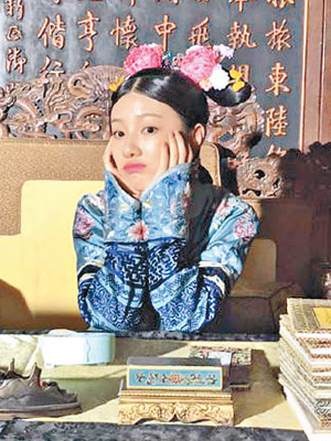 王鶴潤的公主Look俏麗可人。