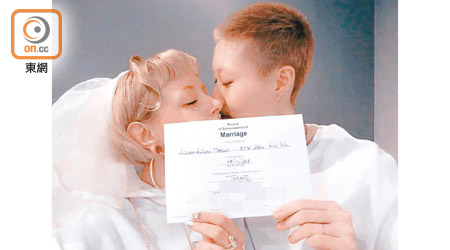 卓林和網紅女友Andi在加拿大結婚，晒婚姻宣誓紙的二人情深一吻。