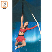 陳曉華吊高表演繩操。