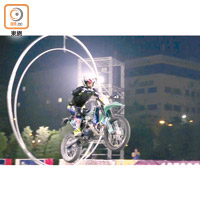袁偉豪表演飛電單車。