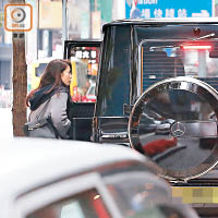 靚靚如「望夫石」般頭岳岳等車，一見老公座駕即急急腳上車。