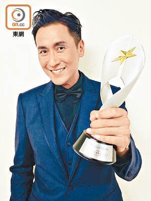 馬德鐘在新加坡榮獲「TVB最具人氣大獎」，同場還有韓星李準基。