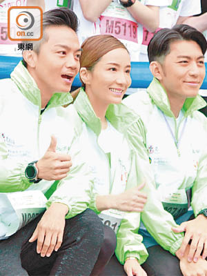 袁偉豪（右起）、胡蓓蔚及胡諾言全副裝備跑步。