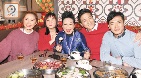湯洛雯（左起）、麥玲玲、薛家燕、黎諾懿與黃致豪錄影新春節目。
