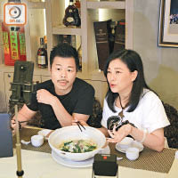 小慧與好友Andy直播介紹美食。