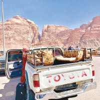 劉思希坐開篷越野車前往瓦地倫沙漠。