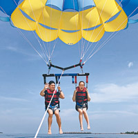 湛琪清與老公玩水上滑翔傘，夠晒刺激。