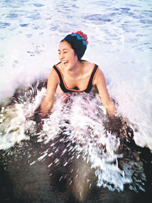 甄珍這張攝於16歲的泳裝照天真活潑，一如她的外號「小淘氣」。