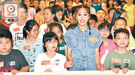 蘇韻姿甚受小朋友歡迎。